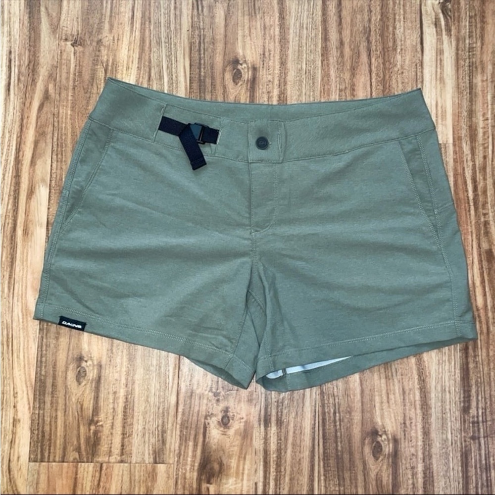 Dakine women’s shorts Large 12 utility outdoor stretch green active midrise belt